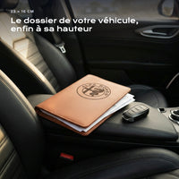 Porte-documents ALFA-ROMEO posé sur un siège, avec des factures
