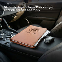 Fahrzeugmappe Alfa Romeo Giulietta auf einem Autositz, mit Rechnungen