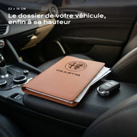 Porte-documents Alfa Romeo Giulietta posé sur un siège, avec des factures