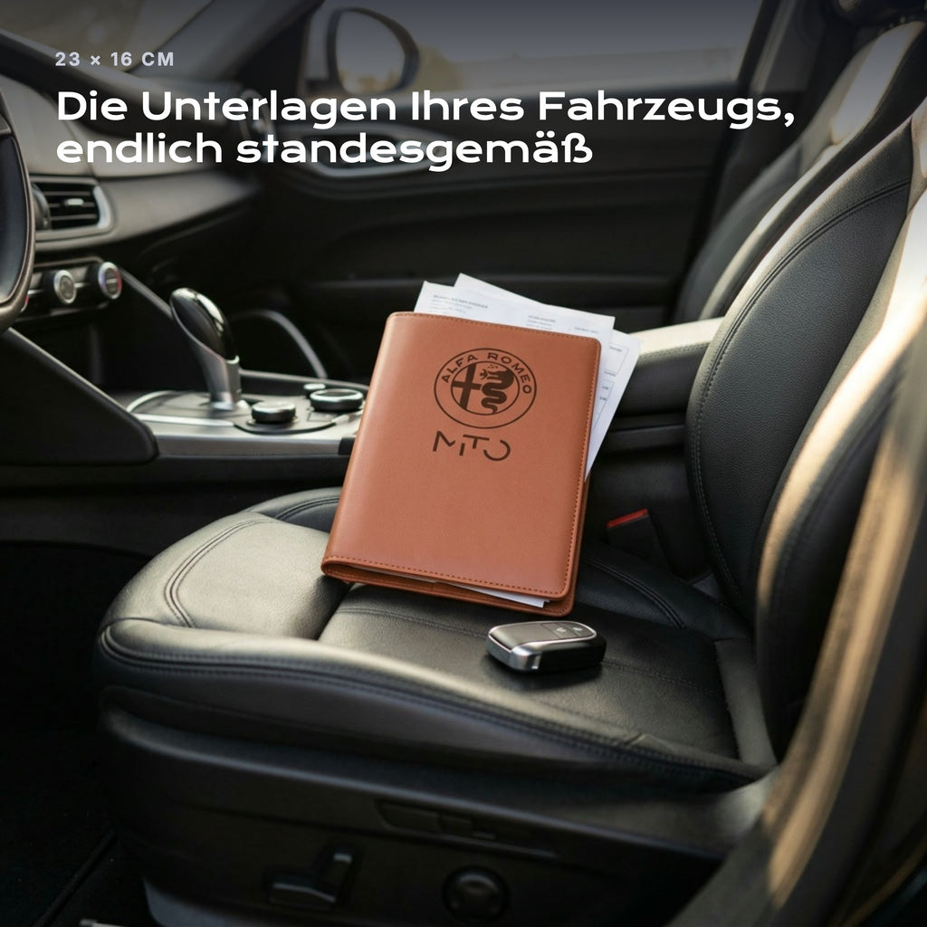 Fahrzeugmappe Alfa Romeo Mito auf einem Autositz, mit Rechnungen