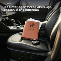 Fahrzeugmappe Alfa Romeo Mito auf einem Autositz, mit Rechnungen