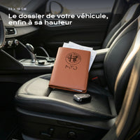 Porte-documents Alfa Romeo Mito posé sur un siège, avec des factures