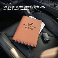 Porte-documents ALPINE A110 posé sur un siège, avec des factures