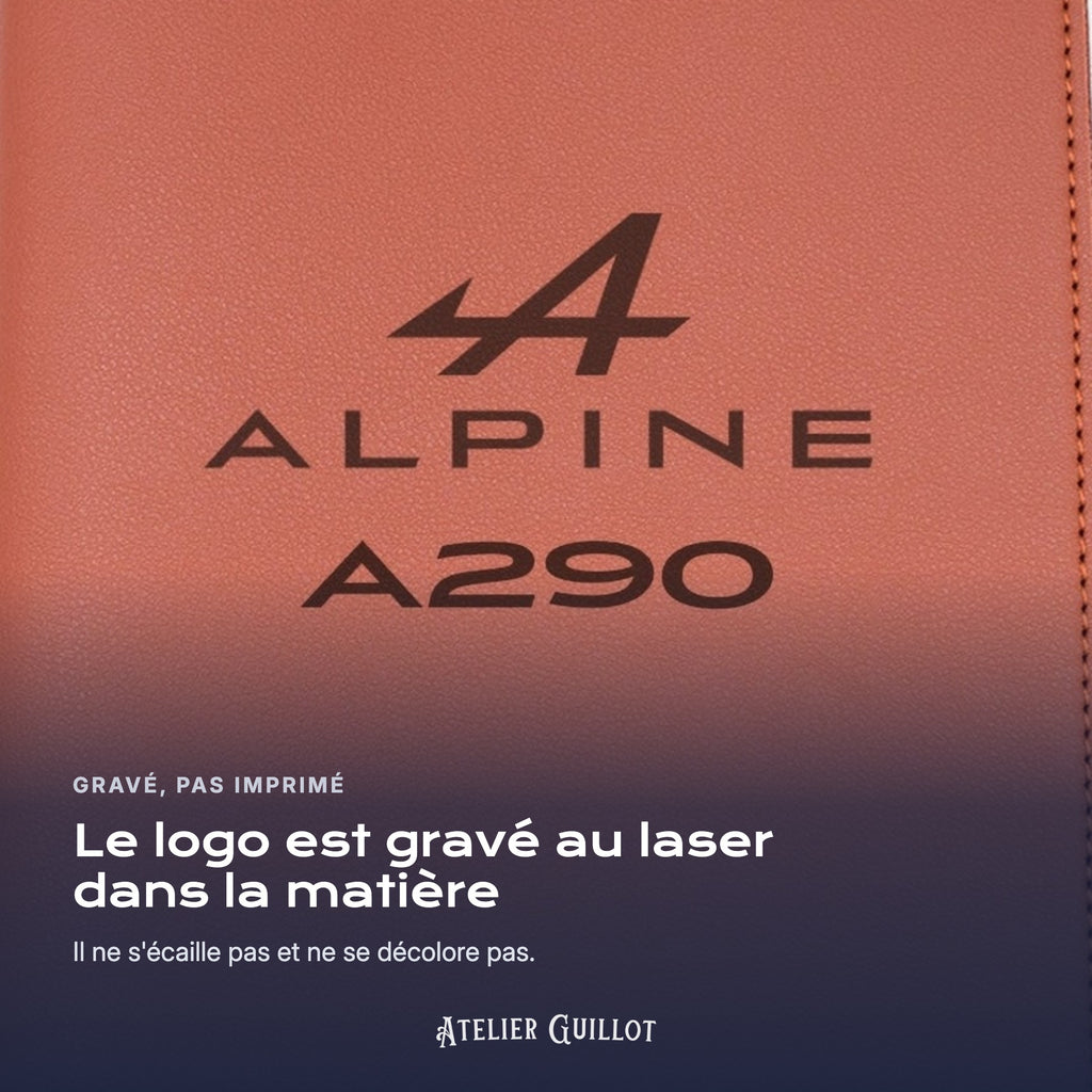 Logo ALPINE A290 gravé au laser dans le simili cuir