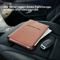 Fahrzeugmappe AMG auf einem Autositz, mit Rechnungen