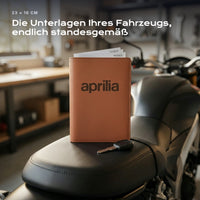 Fahrzeugmappe APRILIA auf einem Autositz, mit Rechnungen