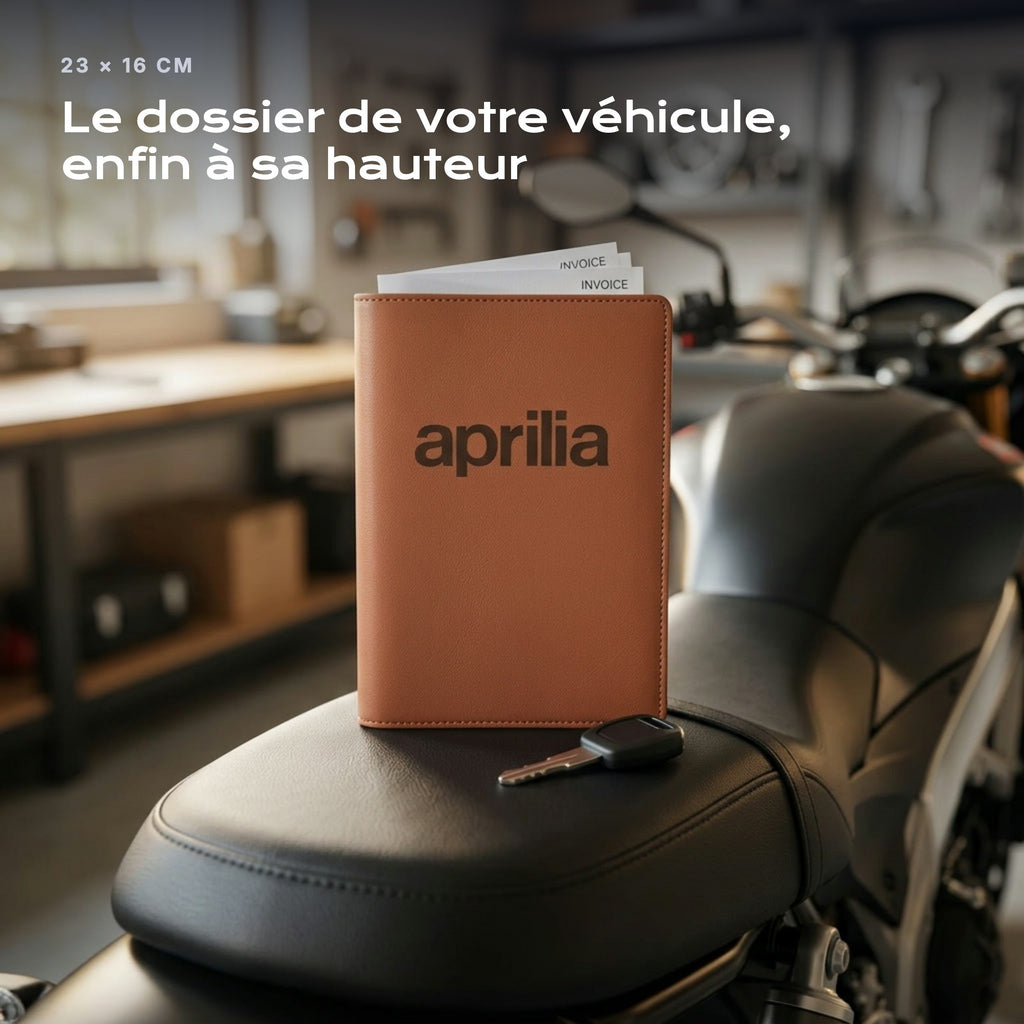 Porte-documents APRILIA posé sur un siège, avec des factures