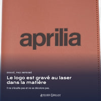Logo APRILIA gravé au laser dans le simili cuir