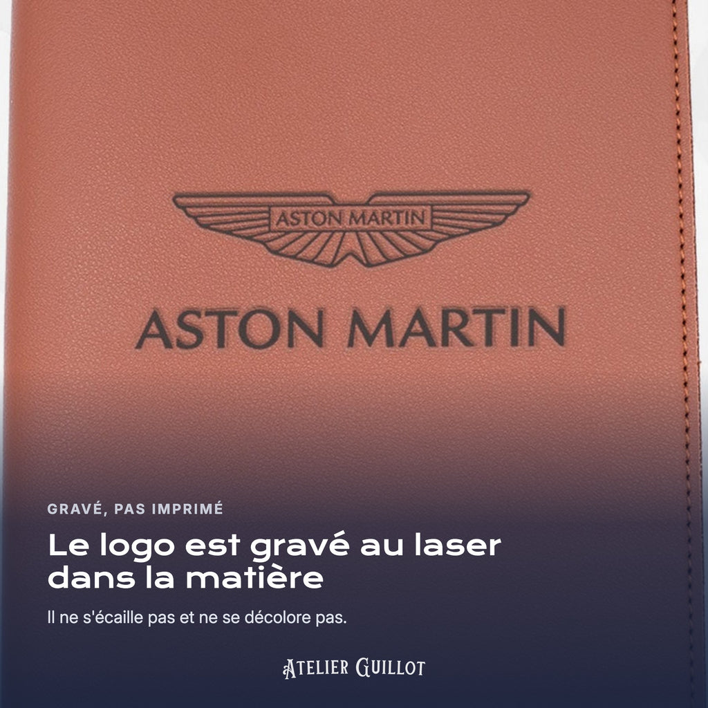 Logo ASTON-MARTIN gravé au laser dans le simili cuir