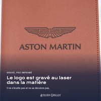 Logo ASTON-MARTIN gravé au laser dans le simili cuir