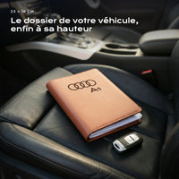 Porte-documents Audi A1 posé sur un siège, avec des factures