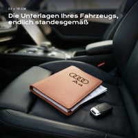 Fahrzeugmappe Audi A4 auf einem Autositz, mit Rechnungen