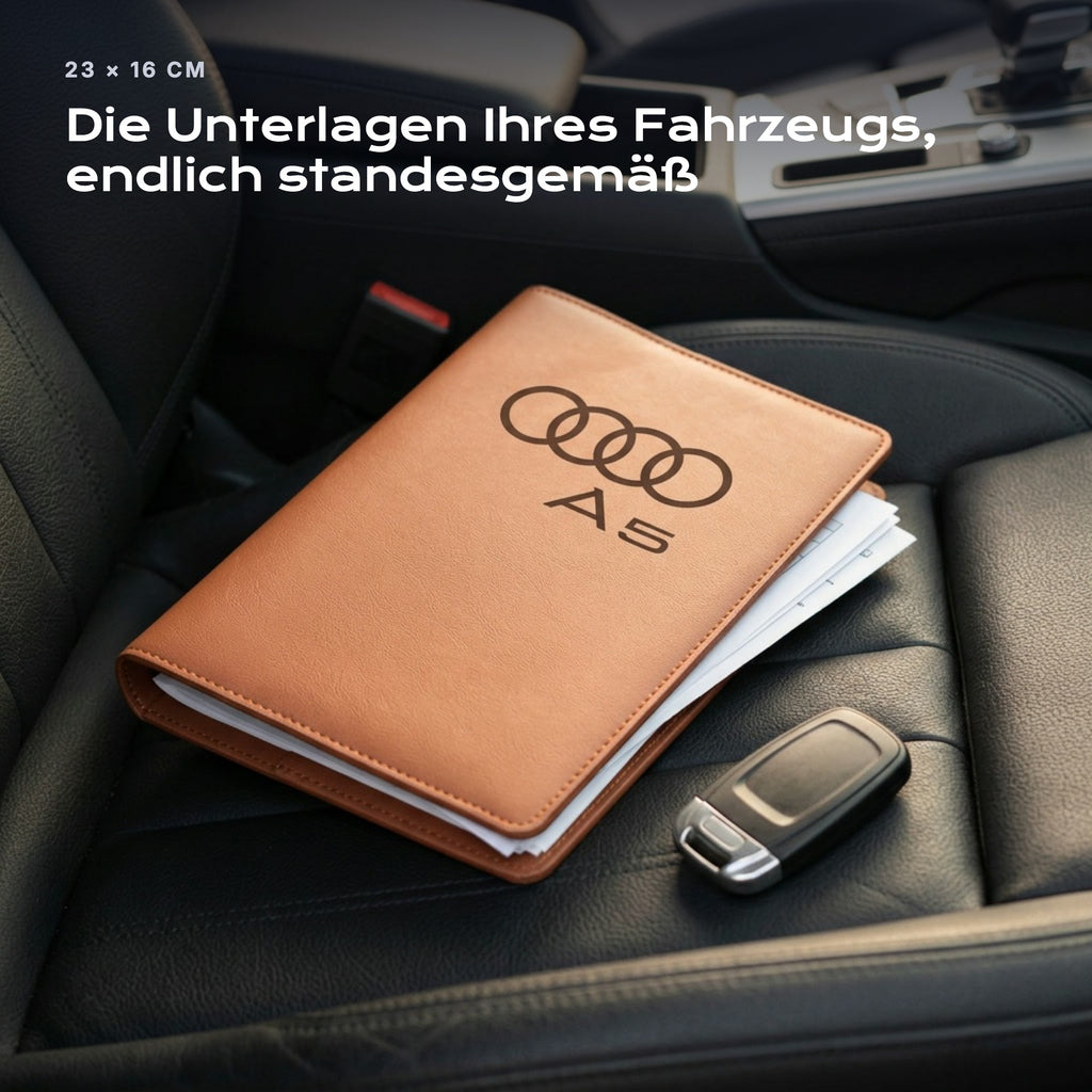 Fahrzeugmappe Audi A5 auf einem Autositz, mit Rechnungen