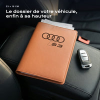 Porte-documents Audi S3 posé sur un siège, avec des factures