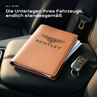 Fahrzeugmappe BENTLEY auf einem Autositz, mit Rechnungen