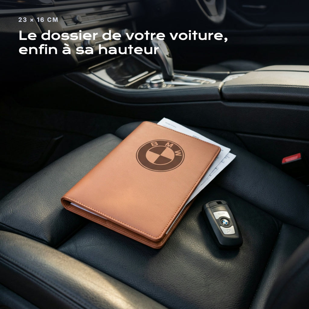 Porte-documents BMW posé sur le siège d'une voiture, avec des factures