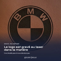 Logo gravé au laser dans le simili cuir