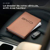 Porte-documents BYD posé sur un siège, avec des factures