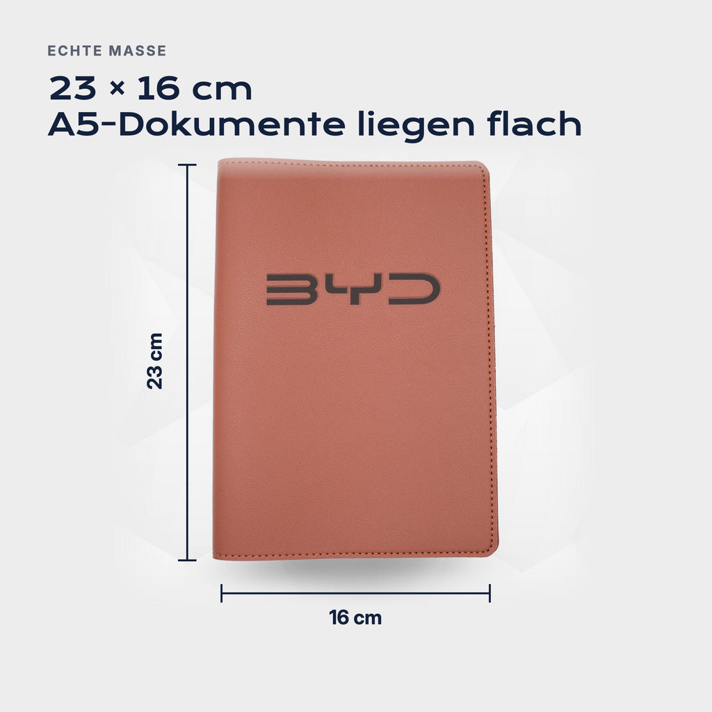 Fahrzeugmappe BYD von Atelier Guillot: 23 × 16 cm, A5-Dokumente liegen flach