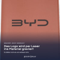 Logo BYD, per Laser in Kunstleder graviert