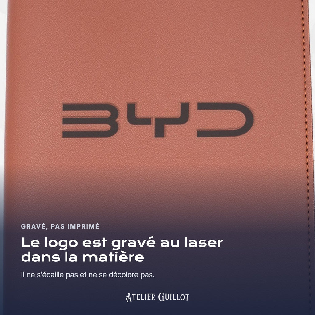 Logo BYD gravé au laser dans le simili cuir