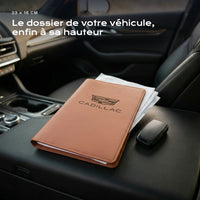 Porte-documents CADILLAC posé sur un siège, avec des factures