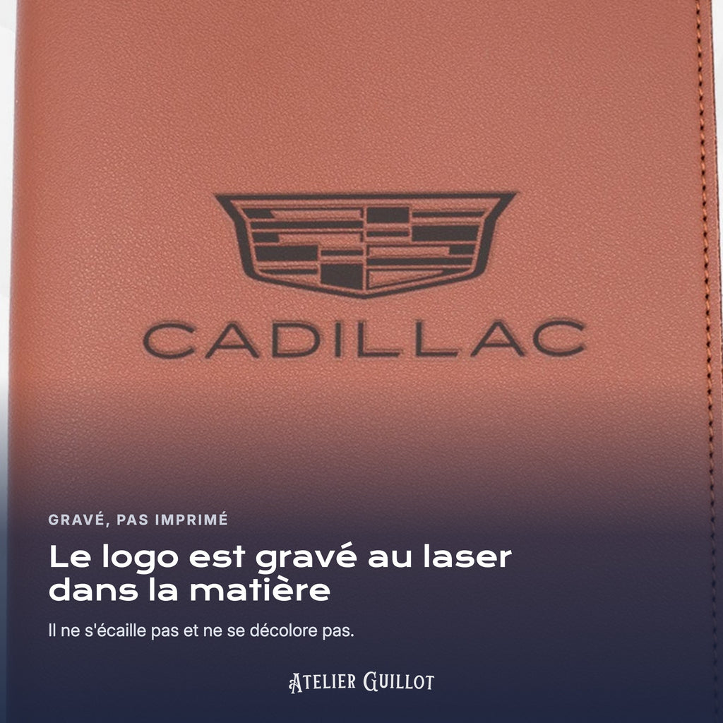 Logo CADILLAC gravé au laser dans le simili cuir