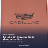 Logo CADILLAC gravé au laser dans le simili cuir