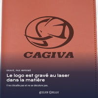Logo Cagiva gravé au laser dans le simili cuir