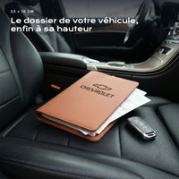 Porte-documents CHEVROLET posé sur un siège, avec des factures