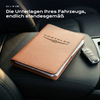Fahrzeugmappe CHRYSLER auf einem Autositz, mit Rechnungen
