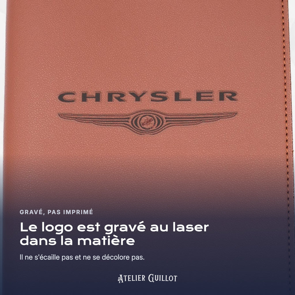 Logo CHRYSLER gravé au laser dans le simili cuir