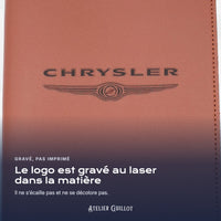 Logo CHRYSLER gravé au laser dans le simili cuir