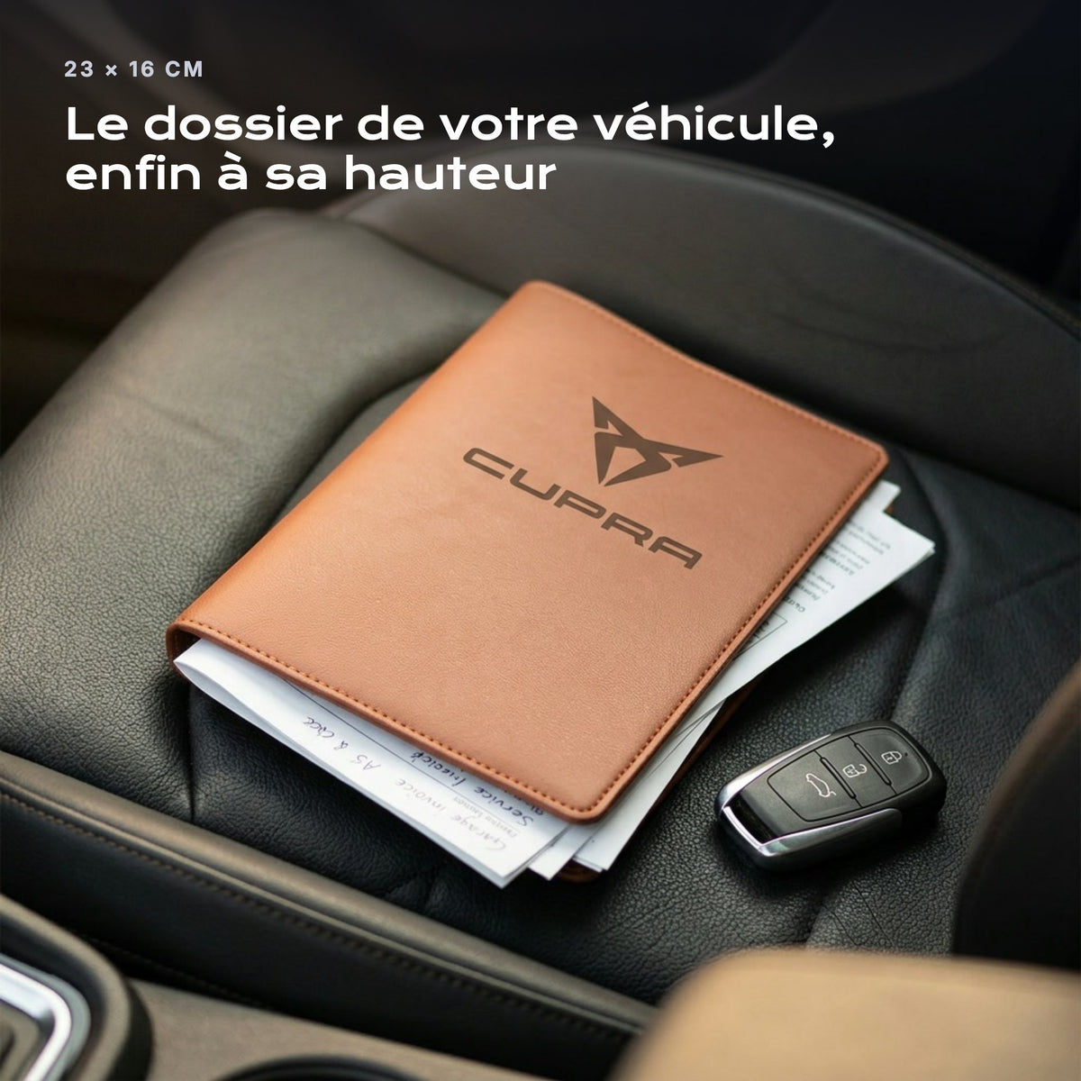 Porte-documents CUPRA posé sur un siège, avec des factures