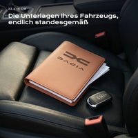 Fahrzeugmappe DACIA auf einem Autositz, mit Rechnungen