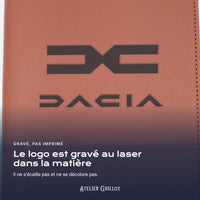 Logo DACIA gravé au laser dans le simili cuir