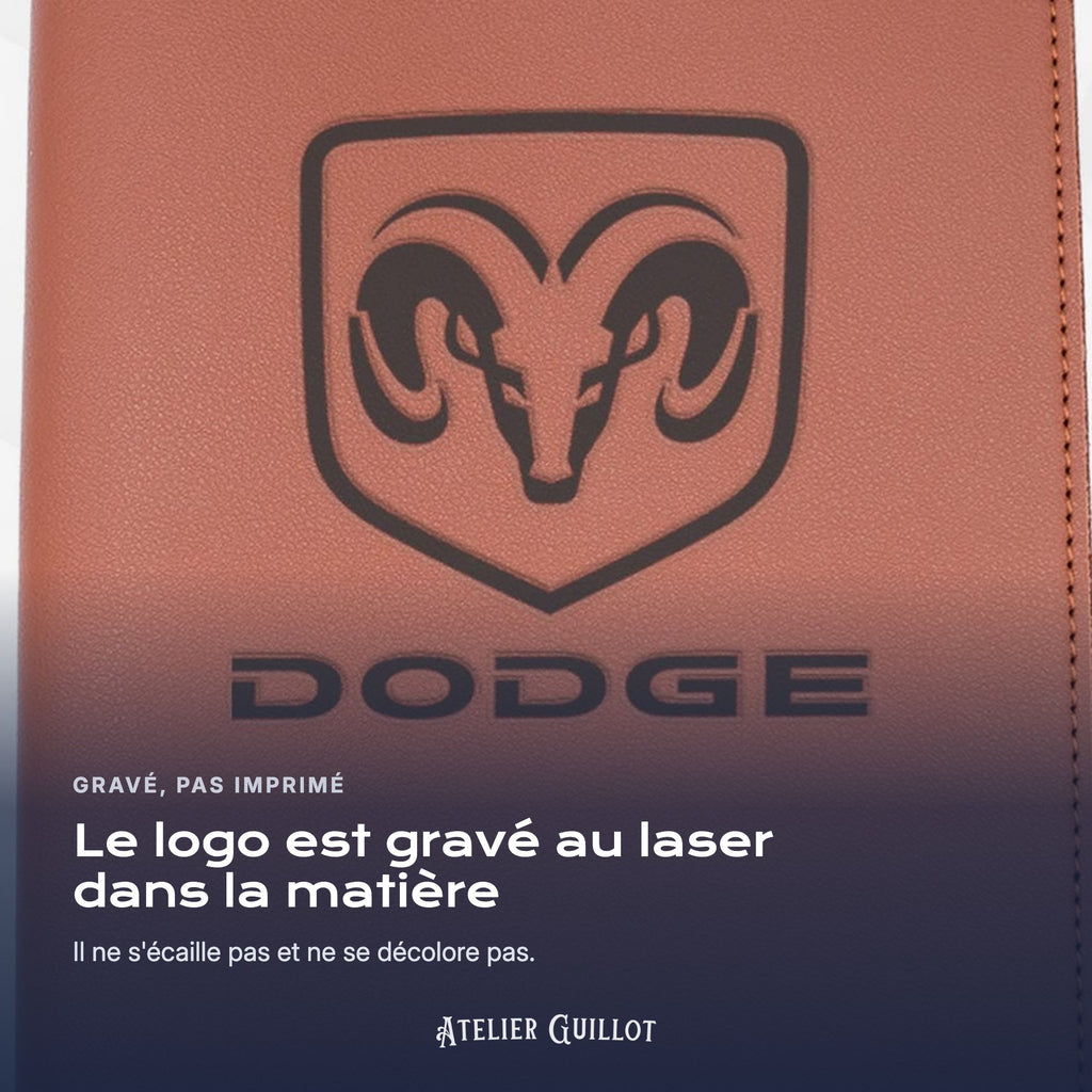 Logo DODGE gravé au laser dans le simili cuir