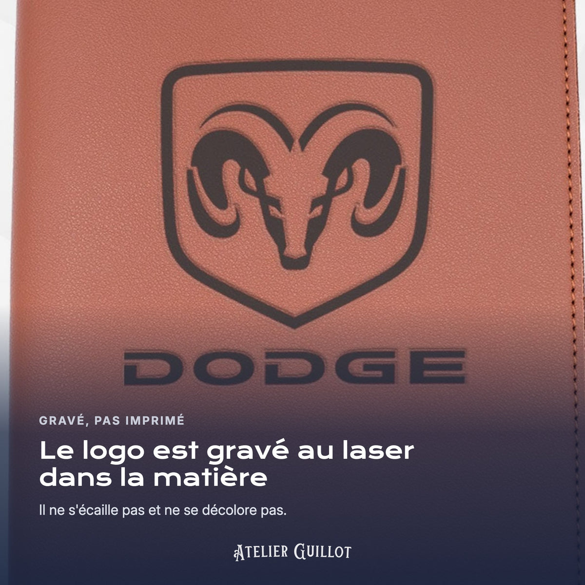 Logo DODGE gravé au laser dans le simili cuir