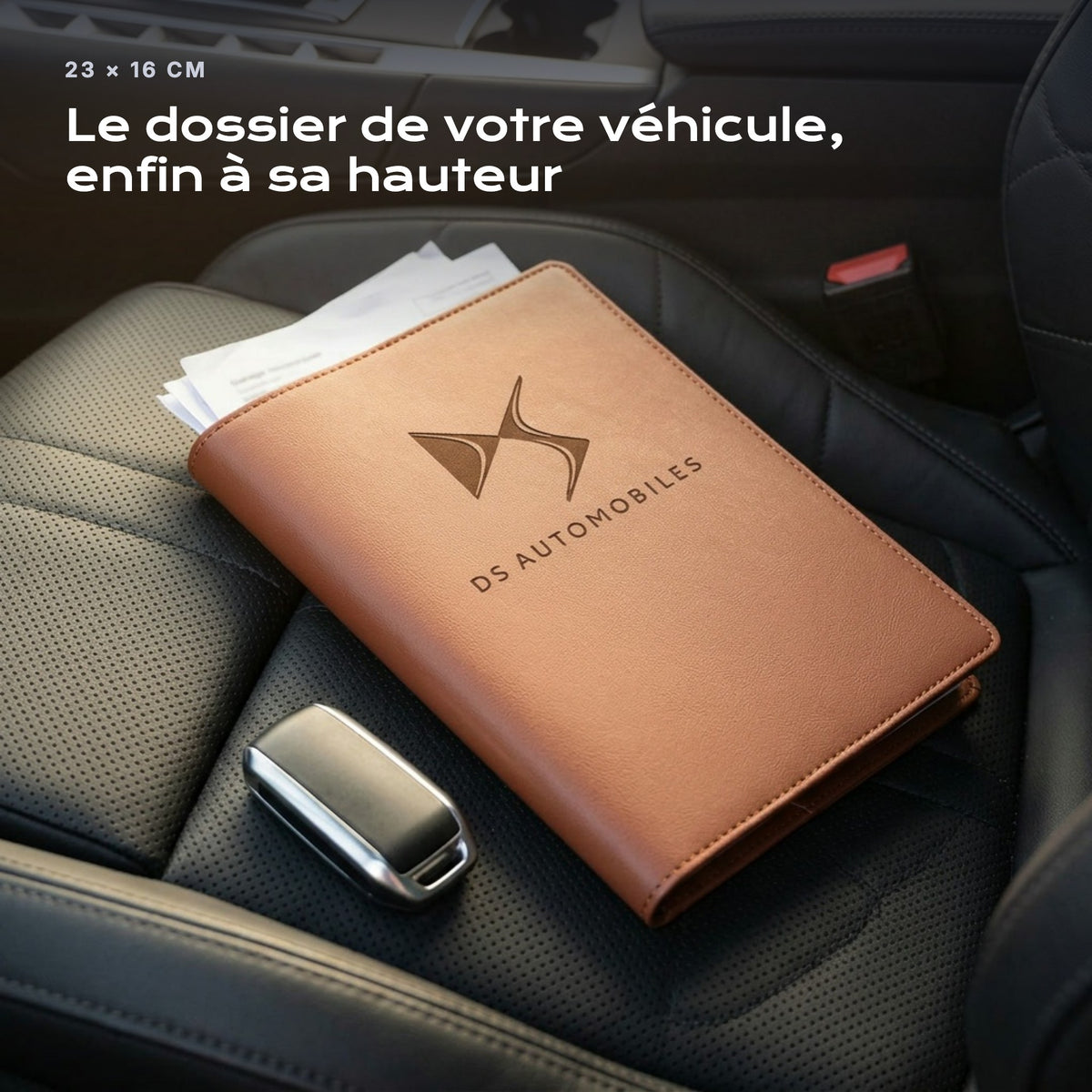 Porte-documents DS-AUTO posé sur un siège, avec des factures