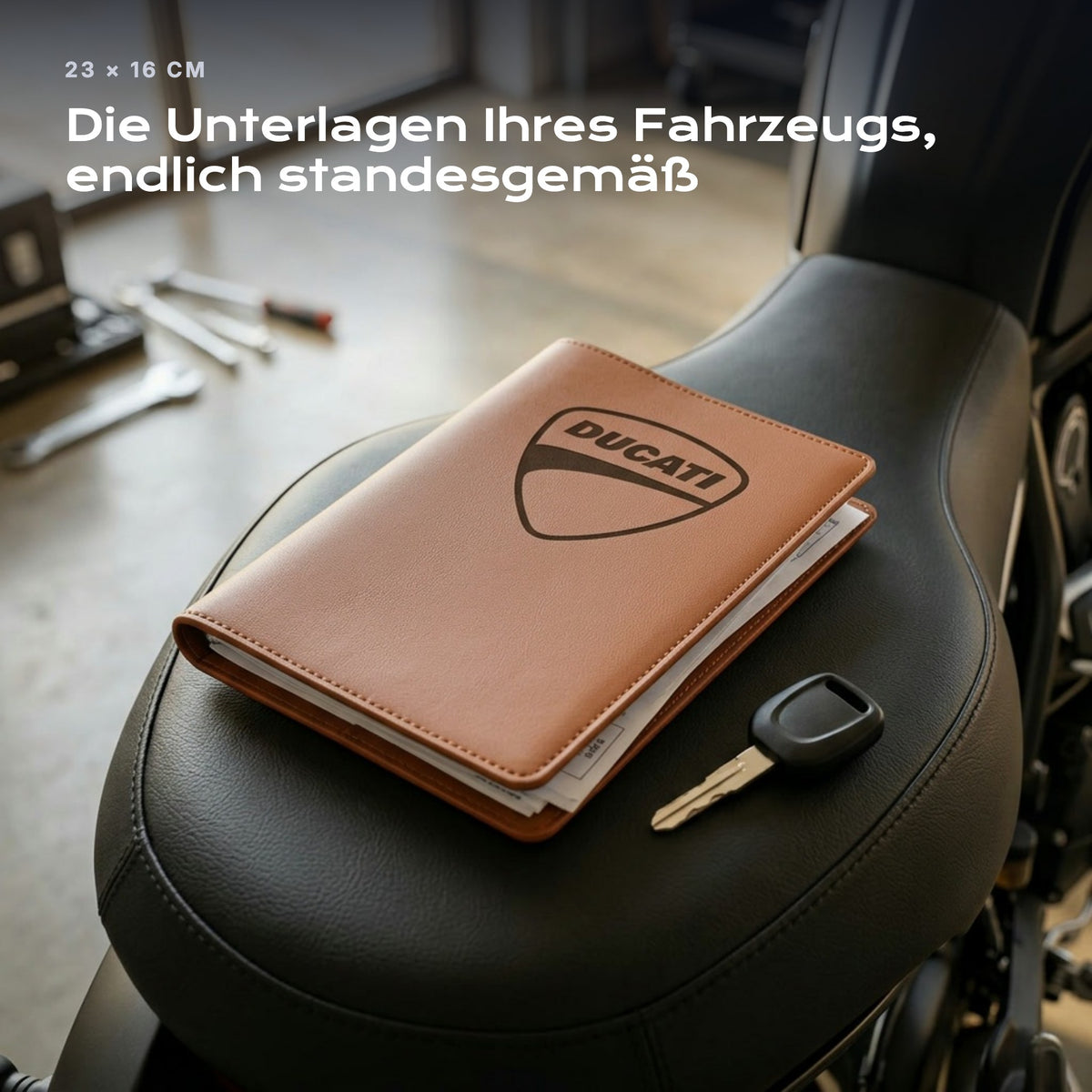 Fahrzeugmappe DUCATI auf einem Autositz, mit Rechnungen