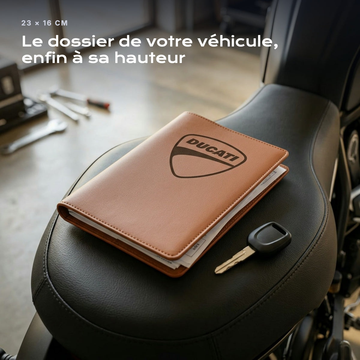 Porte-documents DUCATI posé sur un siège, avec des factures