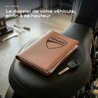 Porte-documents DUCATI posé sur un siège, avec des factures