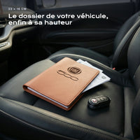 Porte-documents Fiat 500 posé sur un siège, avec des factures