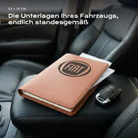 Fahrzeugmappe FIAT auf einem Autositz, mit Rechnungen