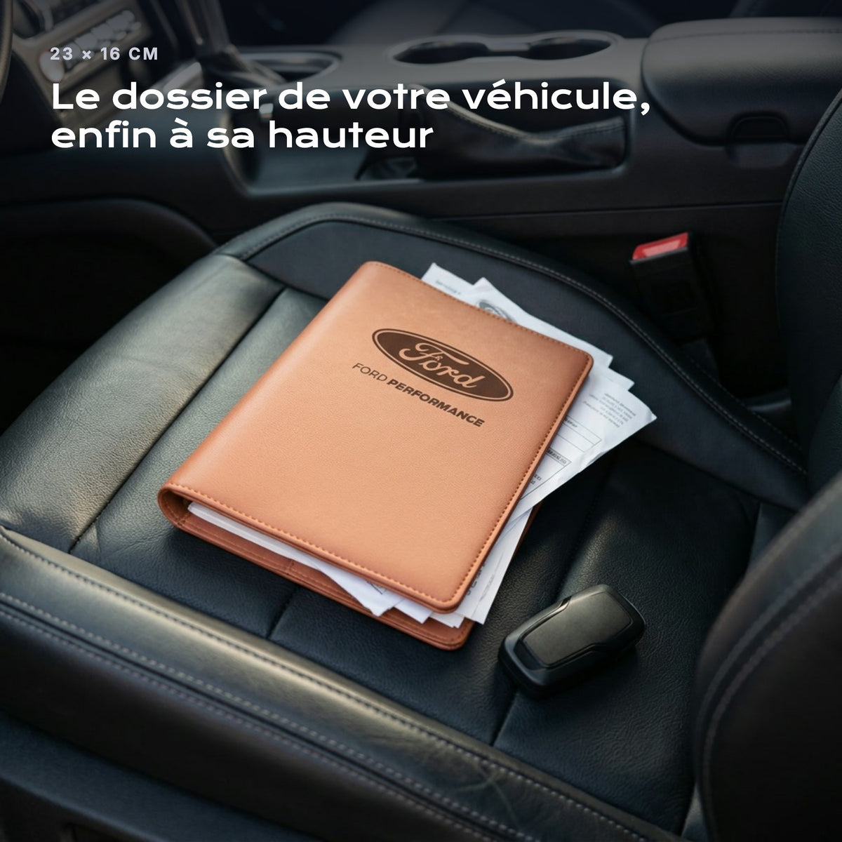 Porte-documents Ford Performance posé sur un siège, avec des factures