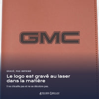 Logo GMC gravé au laser dans le simili cuir
