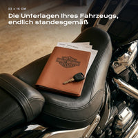 Fahrzeugmappe HARLEY-DAVIDSON auf einem Autositz, mit Rechnungen