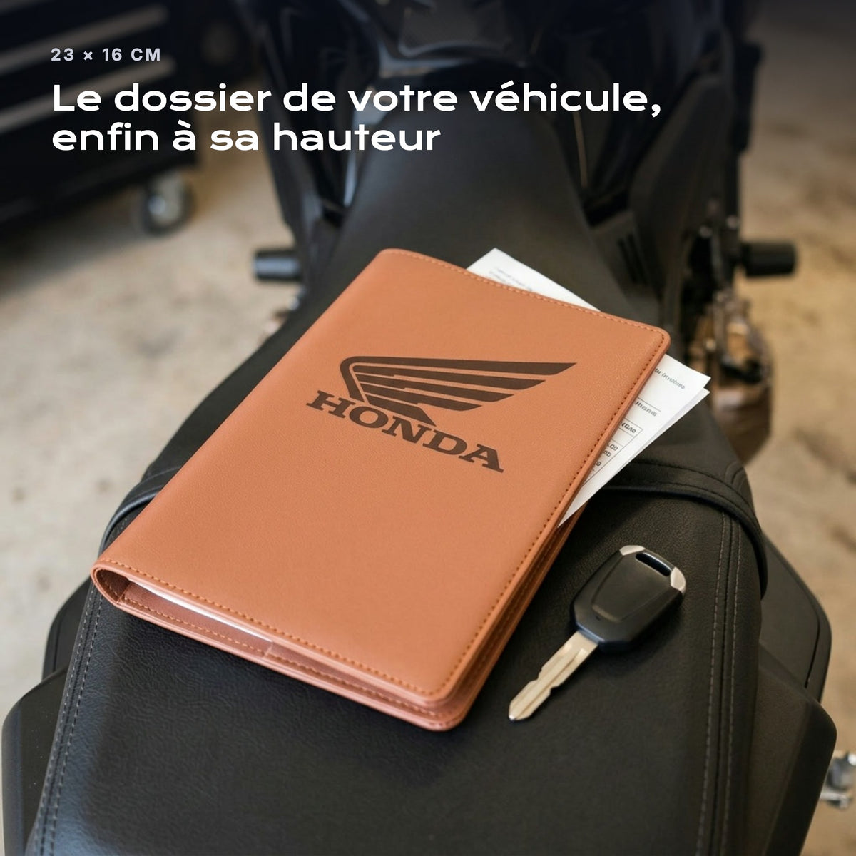 Porte-documents HONDA-MOTO posé sur un siège, avec des factures