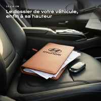 Porte-documents HYUNDAI posé sur un siège, avec des factures