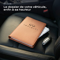 Porte-documents INFINITI posé sur un siège, avec des factures